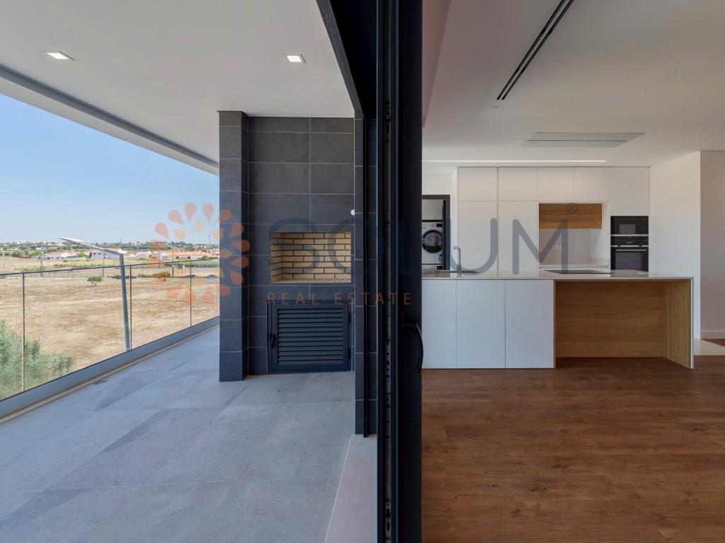 3 Bedrooms with 3 Suites and U-Shaped Terrace - Montijo