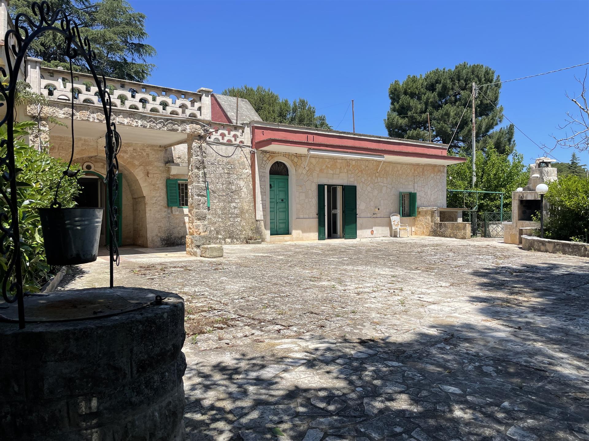 Căsuță și trullo cu teren de restaurat