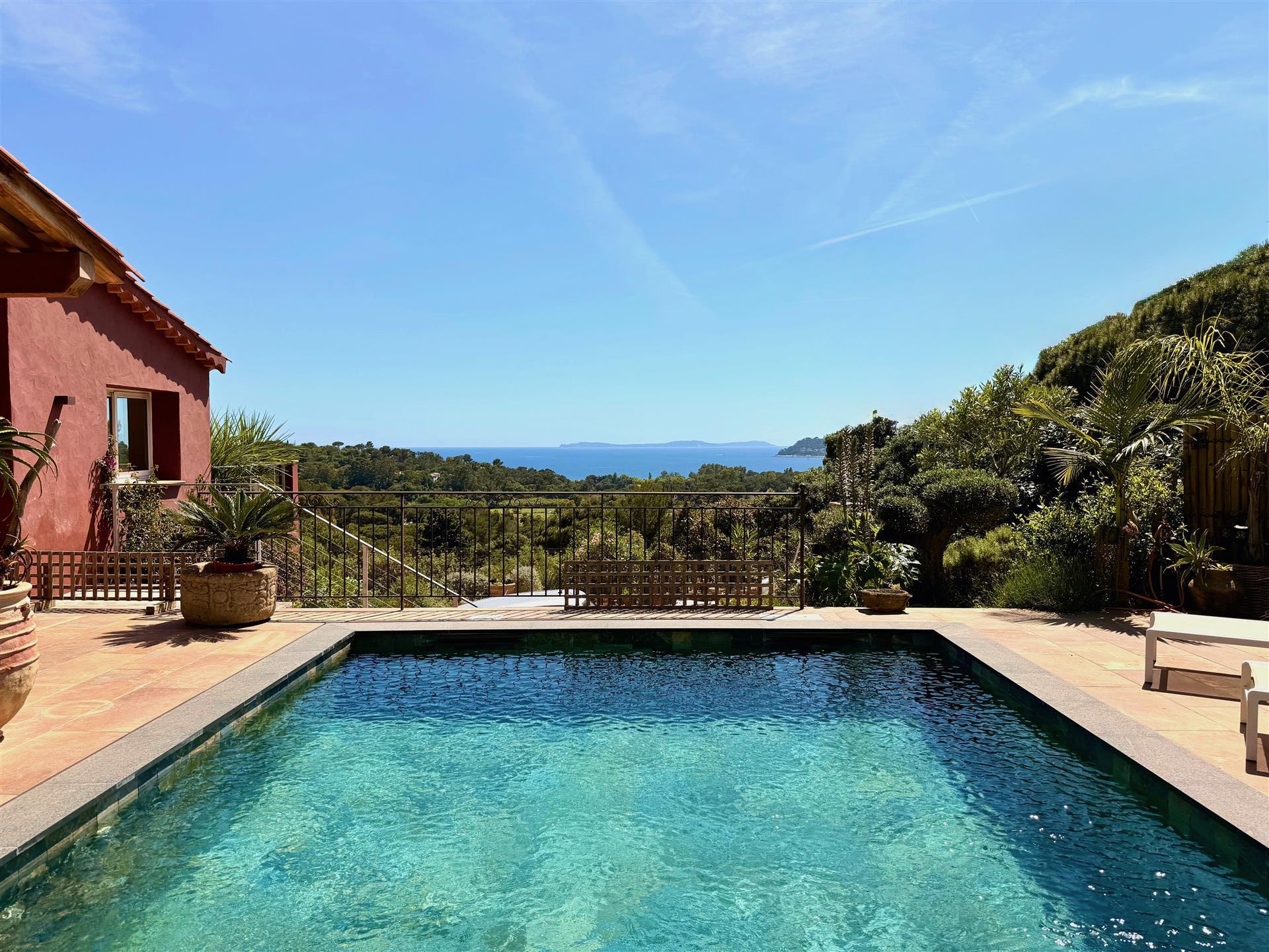 Villa med havsutsikt och pool 