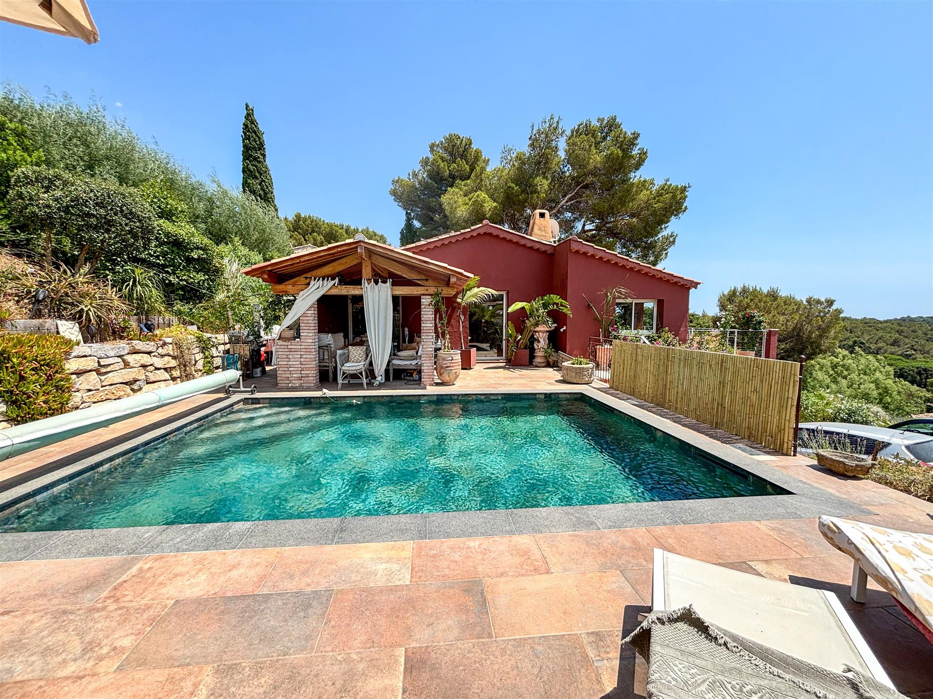 Villa med havsutsikt och pool 