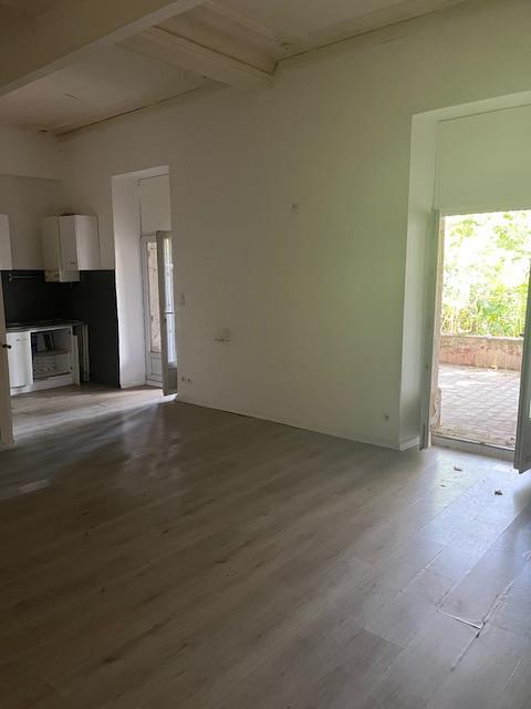 For sale: Apartment T3 to renovate with terrace