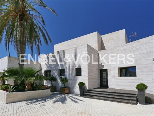 Beautiful modern house with 25m mooring