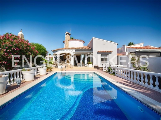 Elegant house on a wide canal in Empuriabrava