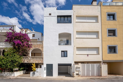 Maison moderne avec amarrage avant les ponts