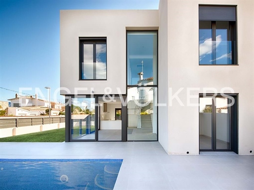 Modern semi-detached house in a prime location, S / W