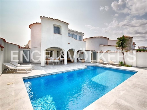 Beautiful renovated house with pool and mooring