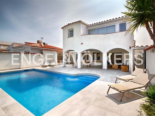 Beautiful renovated house with pool and mooring