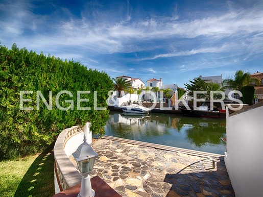 House on the wide canal with garden and 4.50m mooring