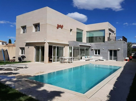 Grande maison moderne avec piscine au centre