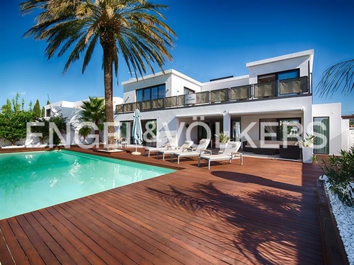 Modern Villa on the main canal with 22 m mooring, S/W!