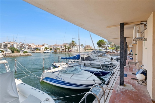 Casa de pescador con amarre de 11x3,5m antes de los puentes