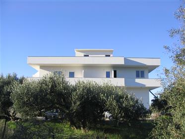 Kato Chorio-Ierapetra: Trojpodlažný dom s peknou slnečnou strechou s výhľadom na hory a more.