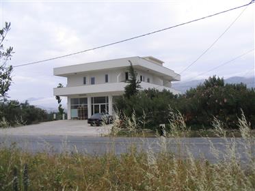 Kato Chorio-Ierapetra : Une maison de trois étages avec un joli toit ouvrant bénéficiant d'une vue s