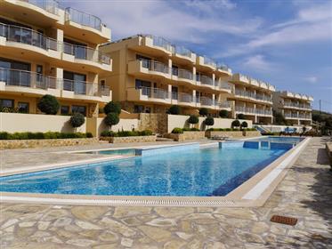Lagada-Makrigialos: Un apartamento de 40m2 totalmente amueblado con una pequeña y bonita terraza.