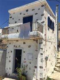 Agios Stefanos, Makrigialos: Maison en pierre bénéficiant d'une vue sur la montagne et la mer.