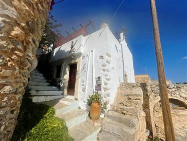 Pefki-Makrigialos: Belle maison traditionnelle avec une terrasse bénéficiant d'une vue magnifique su