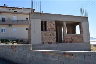 Unfinished house of 50m2 on a plot of 430m2. Just a few meters from the sea 