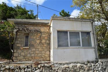 Gammalt hus i två plan för renovering i Pano Episkopi.