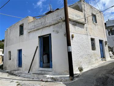 Papadiana-Ierapetra: Casa di 140m2 con un terreno di 2000m2 a soli 6 km da Ierapetra che gode della