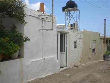 Sfaka- Sitia: casa del villaggio costruita in pietra a soli 4 km dal mare di Mochlos.