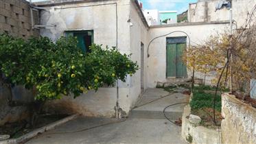 Casa de 90m2 pentru renovare la sfârșitul satului Ziros.