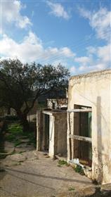 Casa de 90m2 pentru renovare la sfârșitul satului Ziros.