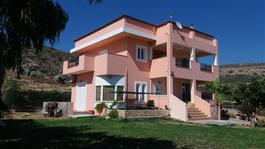 Ein schönes neu gebautes Maisonette-Haus mit Meerblick, in Analoukas, Sitia.