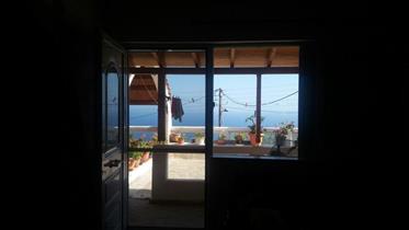Appartamento al primo piano con fantastica vista sul mare a Roussa Ekklisia. 