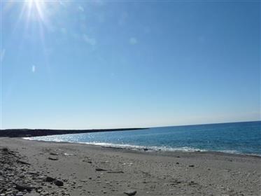 Terrain près de la plage de Lagada.