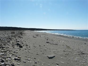 Terrain près de la plage de Lagada.