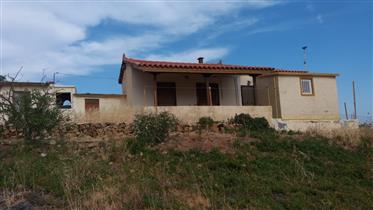 Agia Fotia Sitia: Bauernhaus auf einem Grundstück mit 140 Aussicht auf das Meer und die Berge.