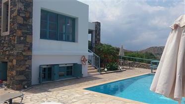 Mochlos-Sitia : Fantastique villa avec vue sur la mer à seulement 250 mètres de la mer.