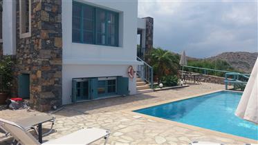 Mochlos-Sitia: Fantastic villa with sea views just 250meters from the sea.