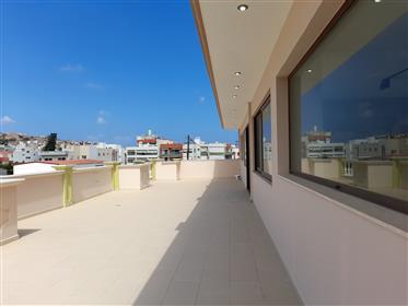 Sitia: Nouveau bâtiment commercial à Sitia à seulement 200 mètres de la mer. 