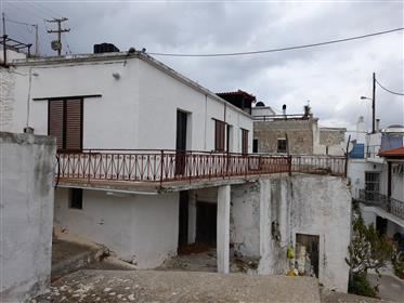 Casa tradițională din piatră situată la 12 km de marea Xerokampos.