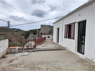Casa tradițională din piatră situată la 12 km de marea Xerokampos.