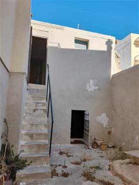 Sitia: Ground floor house located just 70meters from the sea.
