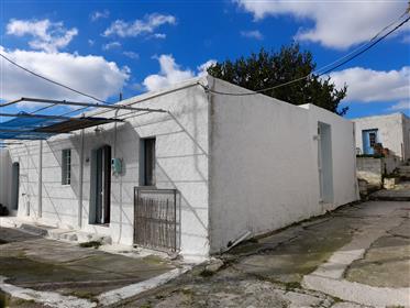 Maronia –Sitía :Maison traditionnelle en pierre avec cour à Maronia.