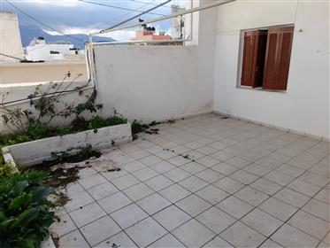 Sitia: Ground floor apartment with large courtyard. 