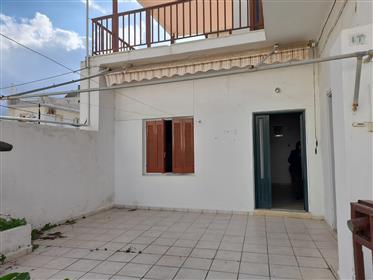 Sitia: Ground floor apartment with large courtyard. 