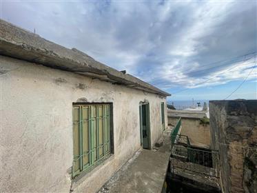 Une maison de deux étages à rénover à Agios Stefanos, Makry Gialos, dans le sud-est de la Crète.