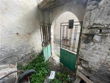 Una casa de dos plantas para renovar en Agios Stefanos, Makry Gialos, sureste de Creta.