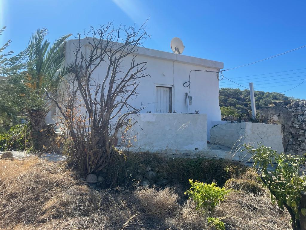 Petite maison à rénover partiellement à seulement 1 km de la mer à Pilalimata, Makry Gialos, sud-est