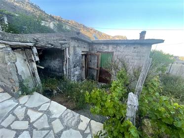 Schinokapsala- Dom Makry Gialos do remontu położony na szczycie wioski.