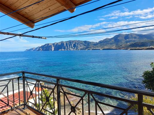 La maisonette a tre piani sul lungomare gode di una fantastica vista sul mare a Mochlos, in Istia, 