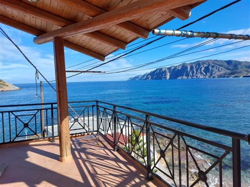 Cette maisonnette en bord de mer de trois étages bénéficie d'une vue fantastique sur la mer à Mochlo