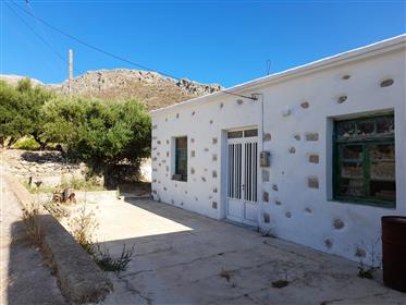 Azokeramos- Sitia Traditioneel stenen huis met grote binnenplaats en tuin. 