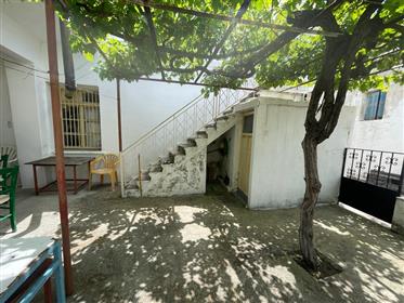 Maison à deux étages de 165m2 avec jardin bénéficiant d'une vue sur la montagne à Malles, Ierapetra,