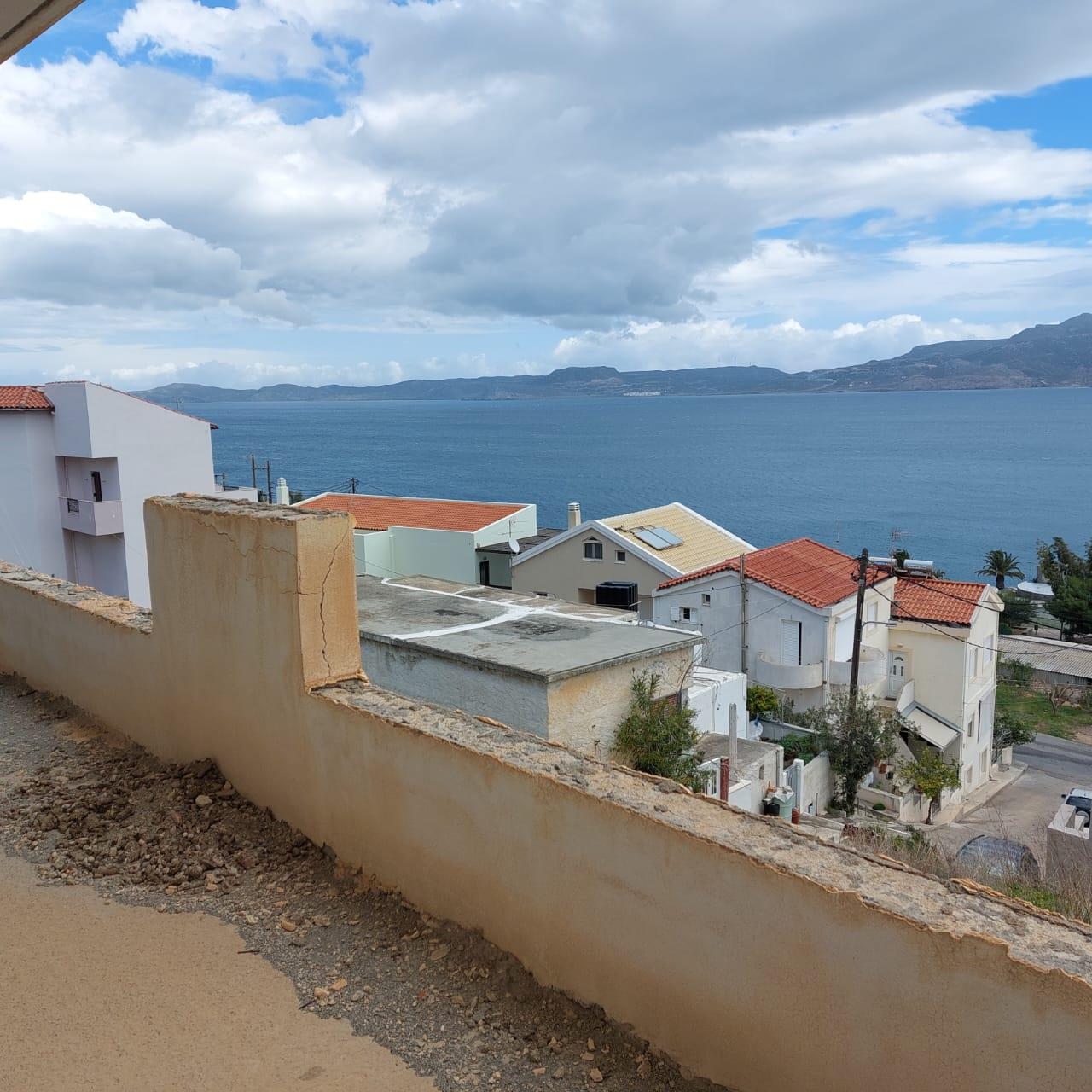 Halvfärdig lägenhet på andra våningen bara 160 meter från havet i Sitia, östra Kreta.