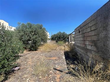 Terrain dans le plan d'urbanisme à seulement 1 km de la mer à Ierapetra, au sud-est de la Crète.
